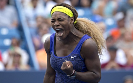 Serena Williams ăn mừng chiến thắng.